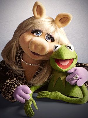 http://a133.idata.over-blog.com/300x400/3/95/37/61/nouveaux-deguisements-2011/muppets-show/Miss-Piggy-Kermit-miss-piggy-and-kermit-26995153-300-400.jpg